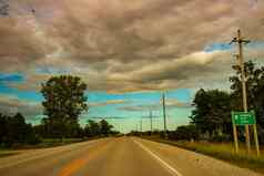 开车农村旅行路夏天假期在路上的向前云多云的cloudsky美丽的云太棒了天气季节