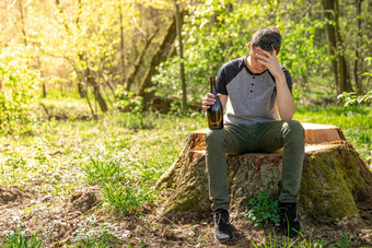 酒精解决方案问题担心男人。瓶手思考<strong>担忧</strong>森林复制空间