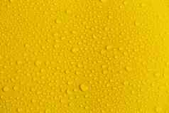 雨水滴黄色的背景