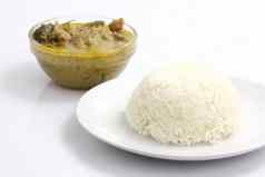 泰国食物牛肉绿色咖喱大米孤立的白色使用