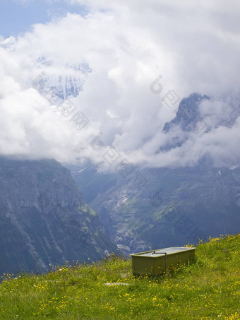 浴缸惊人的视图瑞士阿尔卑斯山脉