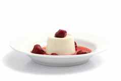 草莓潘纳白色短衣布丁孤立的白色背景