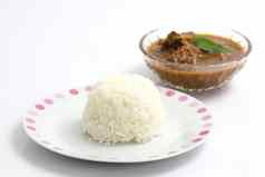 泰国食物猪肉咖喱大米孤立的白色背景