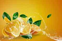 水溅新鲜的切片橙子橙色水果