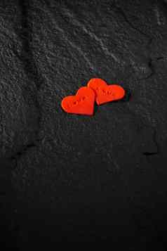 红色的心写爱单词黑色的石头地板上