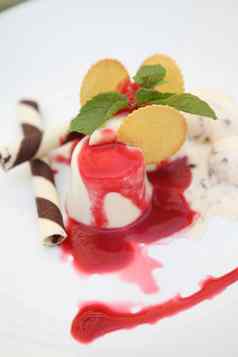 草莓潘纳白色短衣布丁冰奶油
