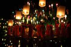 泰国僧侣冥想佛雕像灯笼