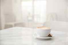 卡布奇诺咖啡咖啡杯白色大理石表格