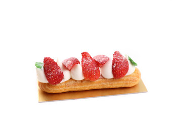 泡芙奶油草莓孤立的白色背景