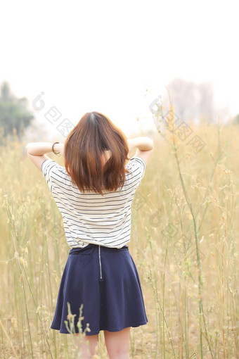 年轻的女人小麦