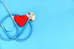 心健康红色的心听诊器蓝色的背景