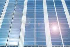 建筑细节金属屋面商业建设太阳能面板太阳能细胞工厂屋顶阳台太阳光行业