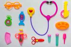 色彩斑斓的医疗设备玩具集孩子们