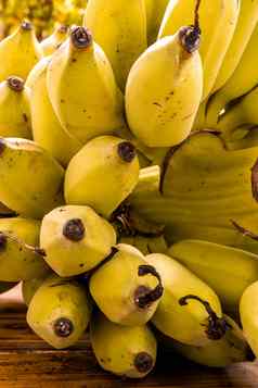 香蕉成熟的香蕉成熟的香蕉木背景