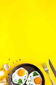 炸鸡蛋煎锅早餐黄色的表格空间文本