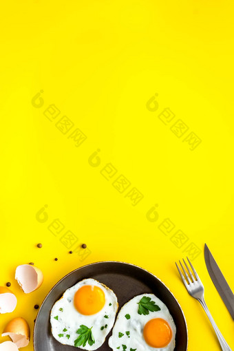 炸鸡蛋煎锅早餐黄色的表格空间文本