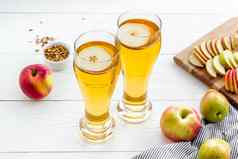 眼镜啤酒苹果同行白色木桌子上