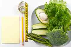 群蔬菜孤立的白色背景沙拉磁带重量桩新鲜的蔬菜测量磁带绿色蔬菜奶昔