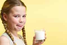 女孩辫子牛奶胡子饮料牛奶黄色的背景