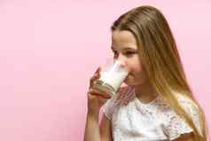 女孩辫子牛奶胡子饮料牛奶粉红色的背景