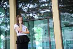 年轻的亚洲业务逻辑层女人站办公室背景