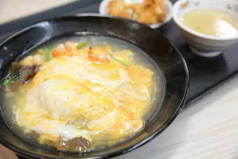 炸大米日本炸大米蛋海鲜汤