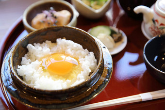 日本传统的食物混合生蛋大米