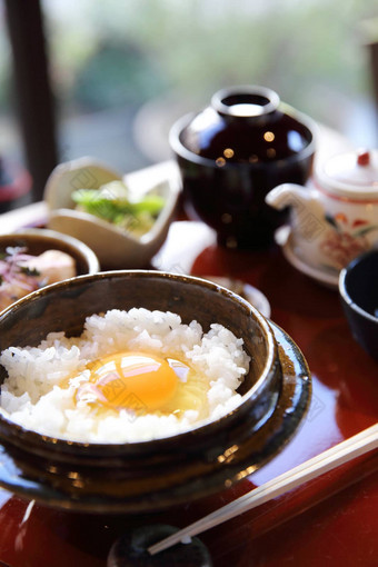 日本传统的食物混合生蛋大米