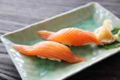 大马哈鱼寿司日本食物关闭