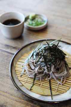 荞麦面条木背景日本食物