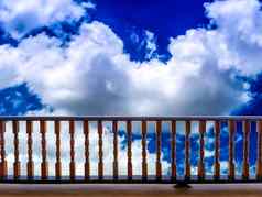 板条栅栏蓝色的天空堆云
