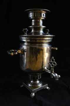 茶壶孤立的黑色的背景金属船沸腾水使茶俄罗斯茶壶