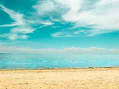 清晰的海滩蓝色的天空白色云夏天