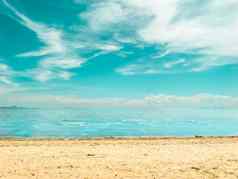 清晰的海滩蓝色的天空白色云夏天