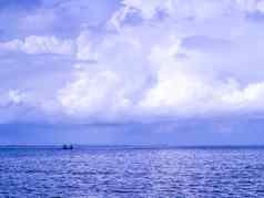 钓鱼船紫色的海