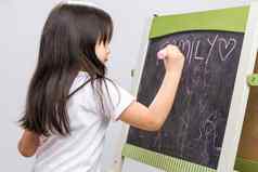 孩子写作黑板上孩子写作黑板上背景
