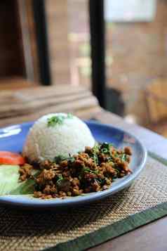 泰国当地的食物大米猪肉罗勒