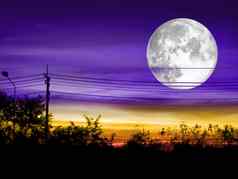 月亮日落天空紫色的云轮廓权力电