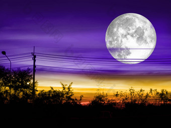 <strong>月亮</strong>日落天空<strong>紫</strong>色的云轮廓权力电