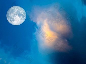 完整的<strong>月亮黄色</strong>的云蓝色的天空