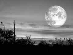 完整的月亮日落天空黑暗云轮廓权力电