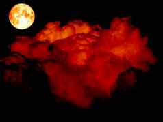 超级月亮红色的云黑暗树