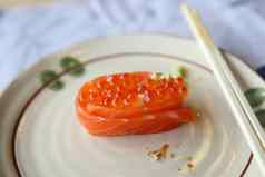 大马哈鱼寿司卷鱼子酱日本食物