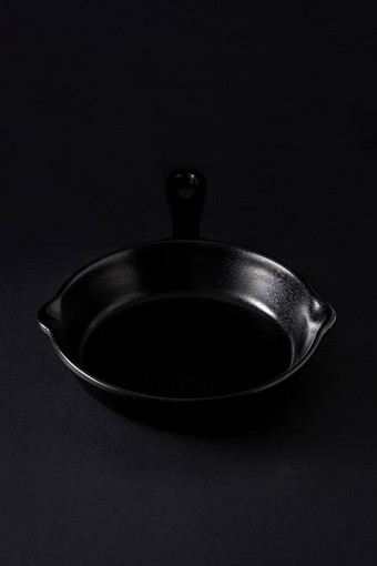 空黑色的煎锅