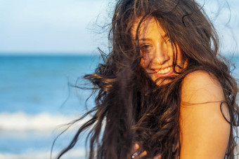 可爱的浅黑肤色的女人模型享受日落假期尤卡坦半岛半岛梅里达墨西哥