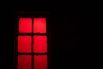 红色的光闪亮的窗口晚上