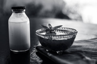 首页补救措施治愈酸度便秘木表面组成萨布贾种子甜蜜的罗勒种子罗勒种子混合生牛奶