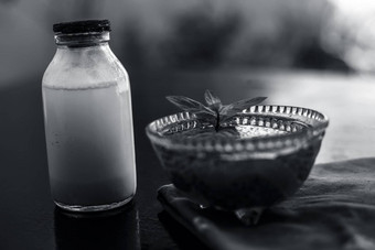 首页补救措施治愈酸度便秘木表面组成萨布贾种子甜蜜的罗勒种子罗勒种子混合生牛奶