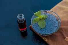 玻璃碗完整的浸泡萨布贾种子法洛达种子甜蜜的罗勒种子提取本质至关重要的石油透明的玻璃瓶木表面