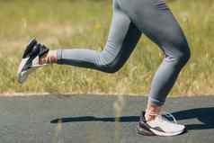 跑步者女人运行鞋子特写镜头女人运动腿女慢跑